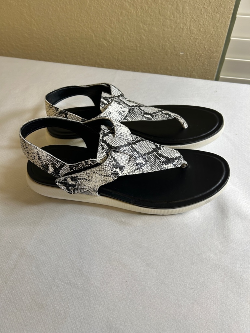 Naturalizer Lincoln Women’s Black & White Snake-Print Thong Sandals Size 9.5M